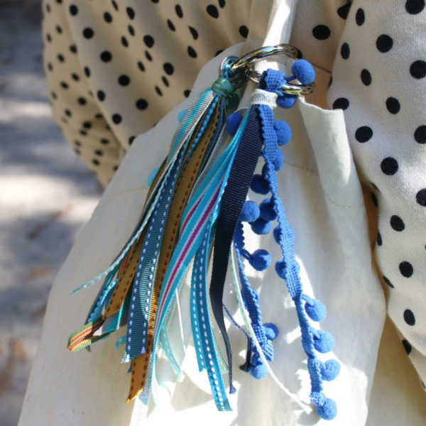 pompon pour sac bleu DIY