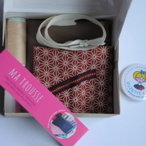 Kit couture – Retour de Shinjuku, rouge laqué – Pochette zippée